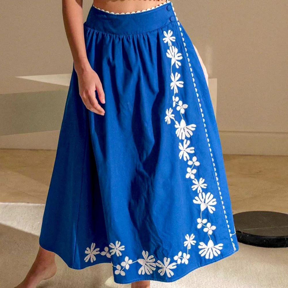 NWT! Beautiful Embroidered navy skirt